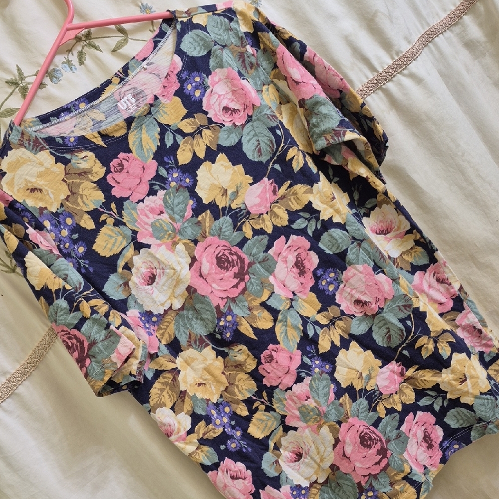 Unqlo (UT) M Navy Rose